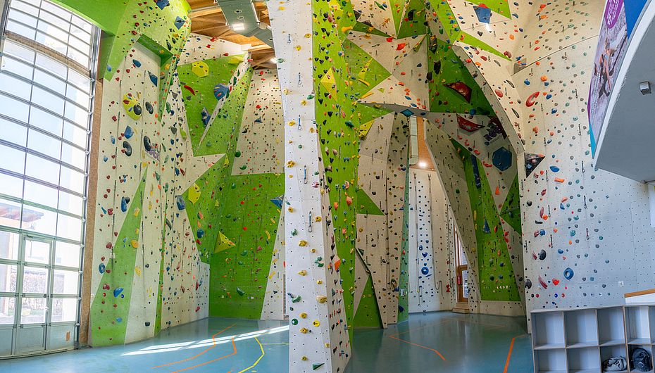 Blick in die Haupthalle der Kletterhalle Rosenheim