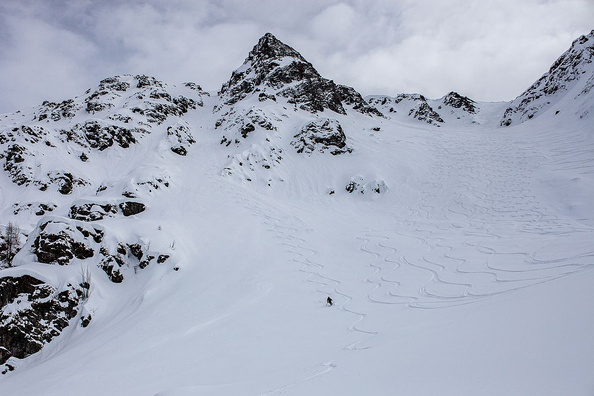 Steiler Pulverschnee von seiner besten Sorte  in der Nordrinne (links)
