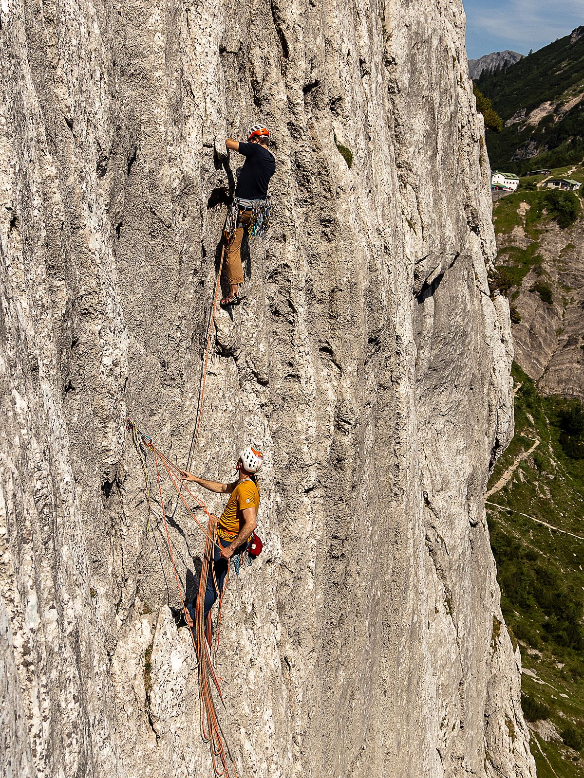Eine Seilschaft am Beginn der 3. Seillängen von Ruas Connection