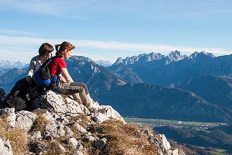 Tief- und Fernblick vom Gipfel Tief- und Fernblick vom Gipfel des Brünnsteins
