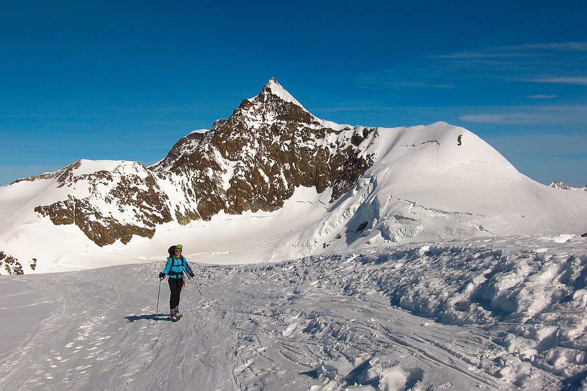 Die letzten Meter zum Gipfel der Vincent-Pyramide im Hintergrund der Lyskamm 
