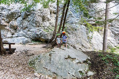 Am familienfreundlichsten ist das Gelände an der Märchenwand, allerdings besteht am Wandfuß Steinschlaggefahr. Am familienfreundlichsten ist das Gelände an der Märchenwand, allerdings besteht am Wandfuß Steinschlaggefahr.