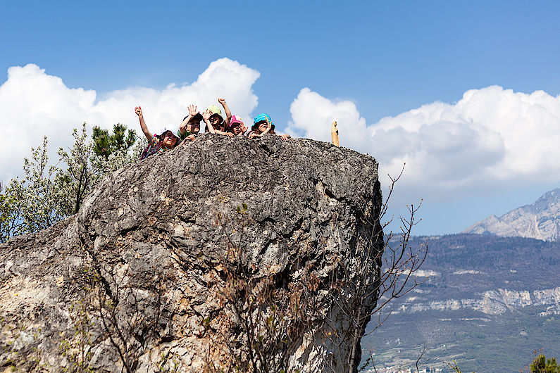 Kinderbande auf Aussichtsfels am Weg zu den Dinosaurierspuren