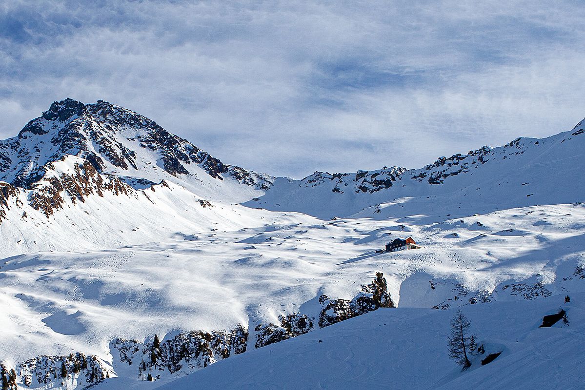 Blick ins Föllenbergkar mit der Edelhütte und Ahornspitze