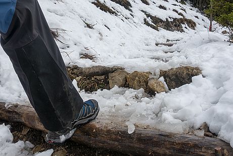 Nach Tauwetter können Wege bei erneut kalten Temperaturen sehr eisig werden