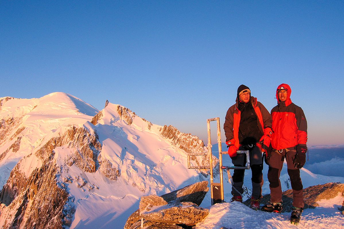 Sonnenaufgang am Mont Blanc du Tacul mit Blick auf Mont Blanc und Mont Maudit. 