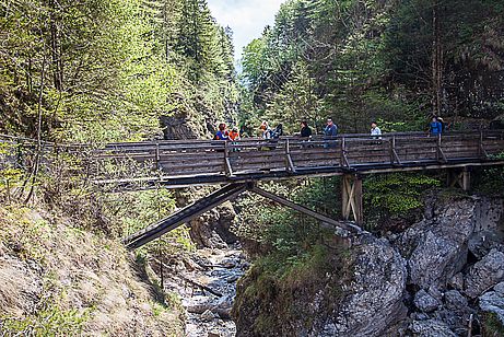 Am oberen Ausgang der Klamm gehts über eine Brücke auf die andere Seite Am oberen Ausgang der Klamm gehts über eine Brücke auf die andere Seite