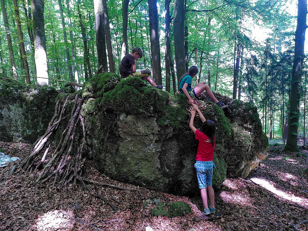 Schönes Spielgelände am Wandfuß vom Fuchsloch