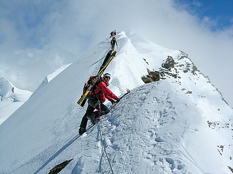 Lange Touren mit schwerem Rucksack erfordern robuste Drei-Lagen-Hardshells. Drei-Lagen-Hardshell im Einsatz auf einer Lyskamm-Überschreitung im Winter
