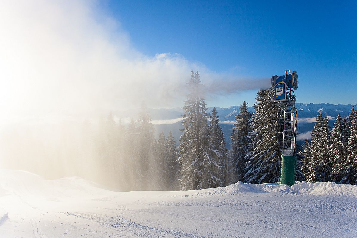 Schneefall bei blauem Himmel? Schneekanone am letzten Hang. 