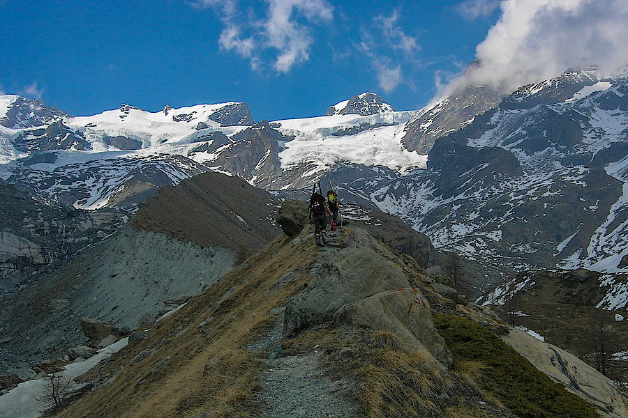 Aufstieg zum Rifugio Mezzalama mit Ski am Rucksack (Bild: Sonja Mitterer) 