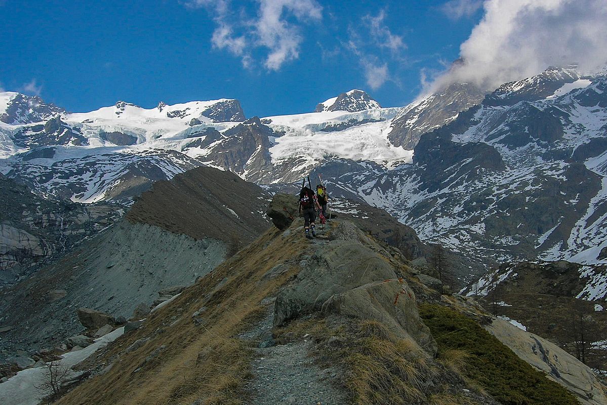 Aufstieg zum Rifugio Mezzalama mit Ski am Rucksack (Bild: Sonja Mitterer) 