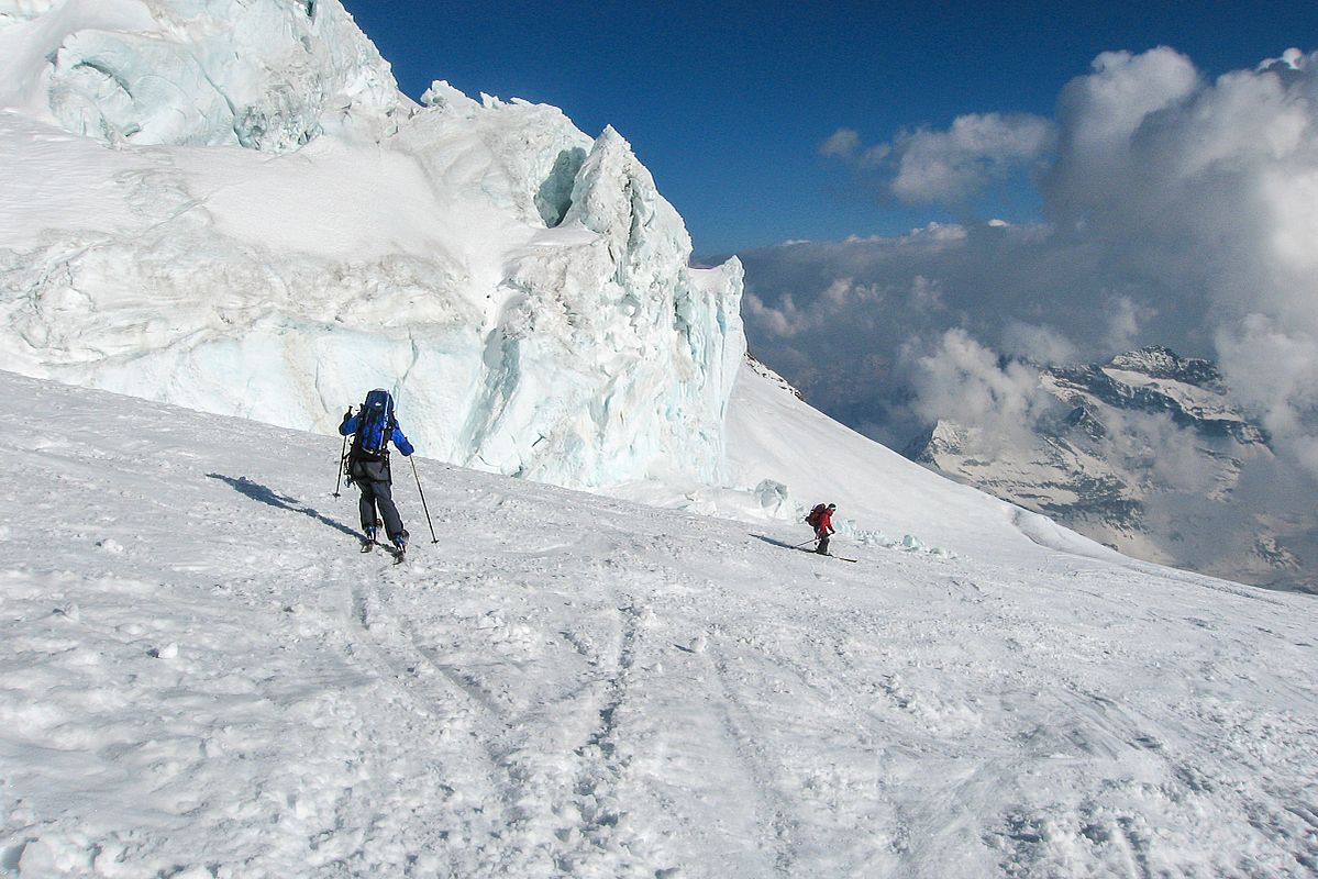 Abfahrt im Abendlicht zwischen den Eisbrüchen des Ghiacciaio del Lys 