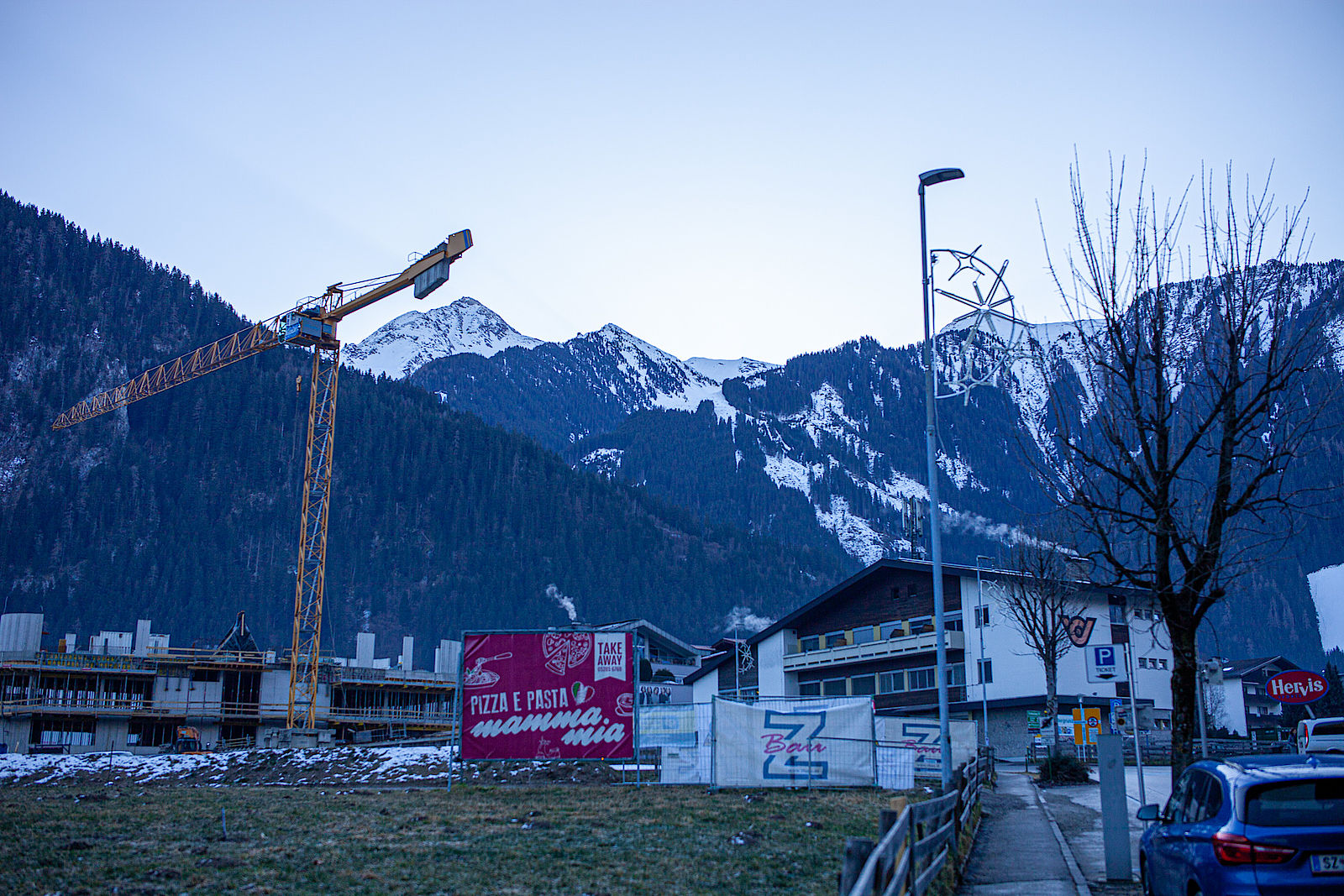 2300 Höhenmeter über dem Kran ist der Gipfel der Ahornspitze 2300 Höhenmeter über dem Kran ist der Gipfel der Ahornspitze