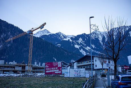 2300 Höhenmeter über dem Kran ist der Gipfel der Ahornspitze 2300 Höhenmeter über dem Kran ist der Gipfel der Ahornspitze