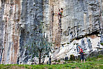 Klettern in Calvario, Arco am Gardasee,  Stefan klettert im griffigen Auftakt von "Gandalf" (7c), bevor es oben raus knifflig wird.