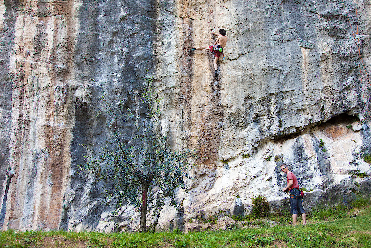 Klettern in Calvario, Arco am Gardasee,  Stefan klettert im griffigen Auftakt von "Gandalf" (7c), bevor es oben raus knifflig wird.