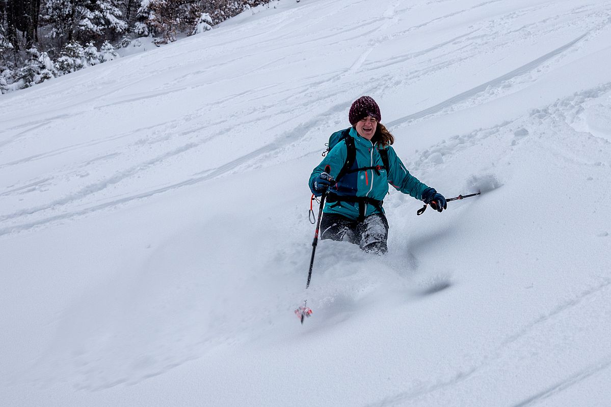 Sabine staubt durch den Tiefschnee.