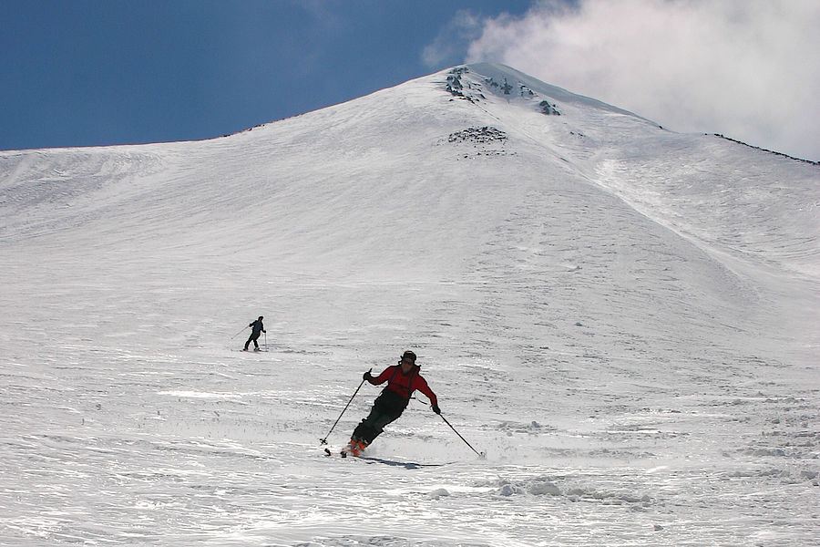 Traumhafte Skihänge hinab zur Kreuzpassstraße 