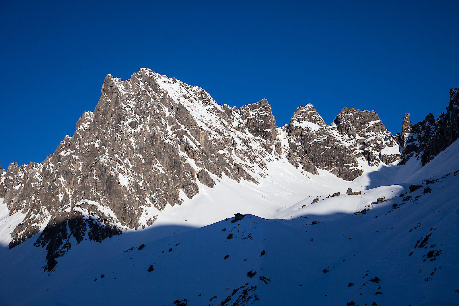 Blick zurück zur Steinkarspitze - rechts durch die markante Rinne führt der Übergang. Blick zurück zur Steinkarspitze - rechts durch die markante Rinne führt der Übergang.