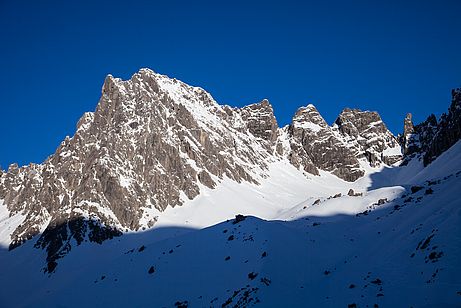 Blick zurück zur Steinkarspitze - rechts durch die markante Rinne führt der Übergang. Blick zurück zur Steinkarspitze - rechts durch die markante Rinne führt der Übergang.