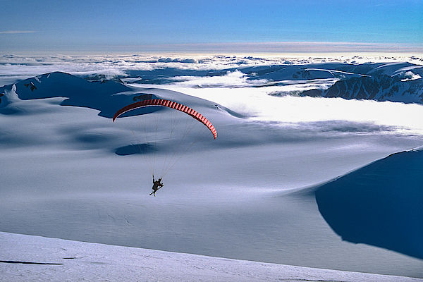 Daniel Drexler fliegt mit dem Gleitschirm vom Newtontoppen