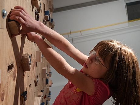 Auch Kindern macht das Bouldern an der iNoWa Wand viel Spaß Auch Kindern macht das Bouldern an der iNoWa viel Spaß
