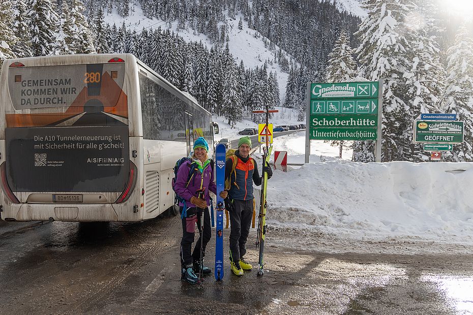 Der Bus von Radstadt hält direkt bei der Gnadenalm Der Bus von Radstadt hält direkt bei der Gnadenalm