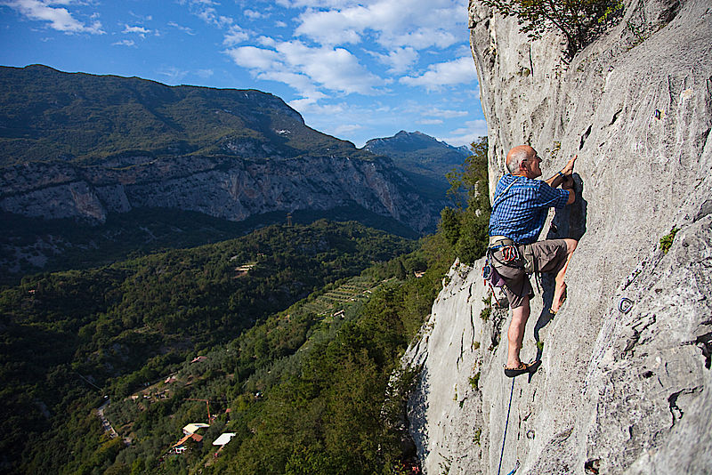 Die Muro dell'Asino ist ein Klettergebiet für Jung und Alt - Sepp klettert "L'infaticabile Uomo" (5a)