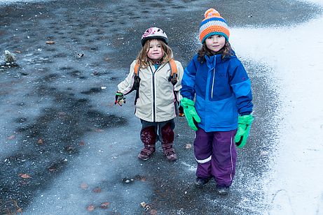 Auf zugefrorenen Wasser zu gehen ist eine seltene Erfahrung für Kinder. Auf zugefrorenen Wasser zu gehen ist eine seltene Erfahrung für Kinder.