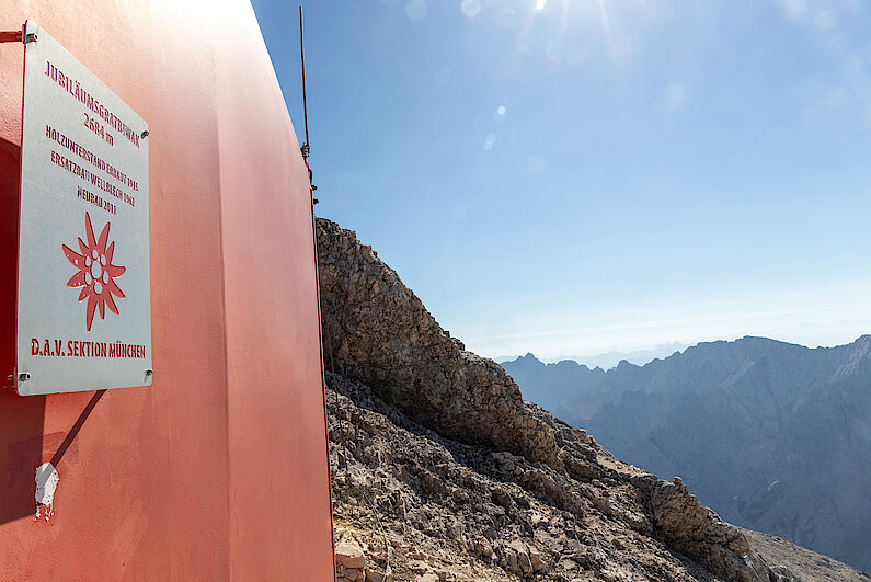 An der Biwakschachtal hat man noch nicht ganz die Hälfte des Grats