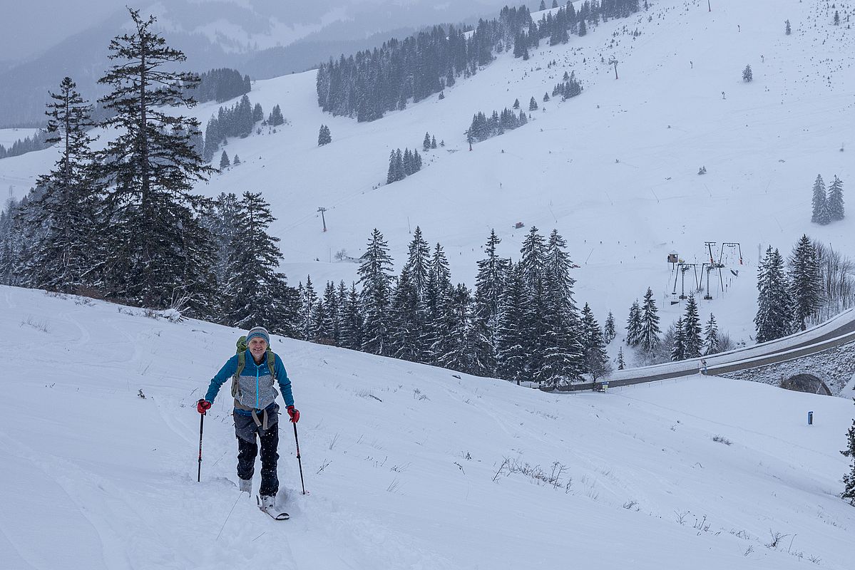 Der Südhang oberhalb des Wedelliftparkplatzes war vor dem Neuschnee abgeblasen und erfordert bei der Abfahrt Vorsicht