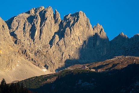 Die Ellmauer Halt und der Kopftörlgrat hinter der Gruttenhütte Die Ellmauer Halt und der Kopftörlgrat hinter der Gruttenhütte