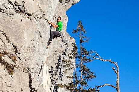 Tom klettert in die Crux von Rainbow-Warrier Tom klettert in die Crux von Rainbow-Warrier