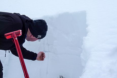 Blick in die Schneedecke am Nordhang des Schwarzkogel Blick in die Schneedecke am Nordhang des Schwarzkogel
