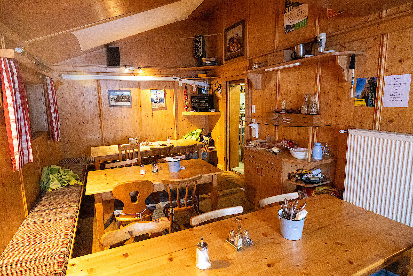 Gemütliche Gaststube in der Südwiener Hütte