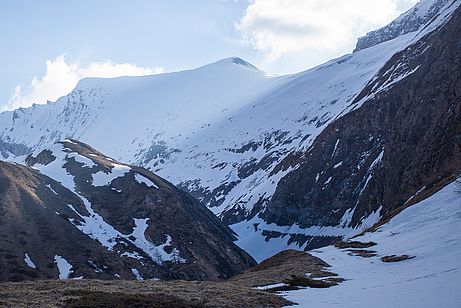 Die Schlucht - rechts entlang der Straße müssen wir hinein. Die Schlucht - rechts entlang der Straße müssen wir hinein.