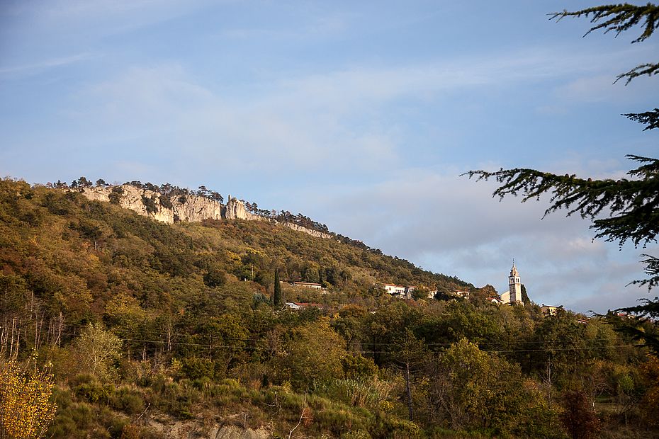 Blick auf Crni Kal und den darüber liegenden Felsriegel mit den Kletterrouten. Blick auf Crni Kal und den darüber liegenden Felsriegel mit den Kletterrouten.
