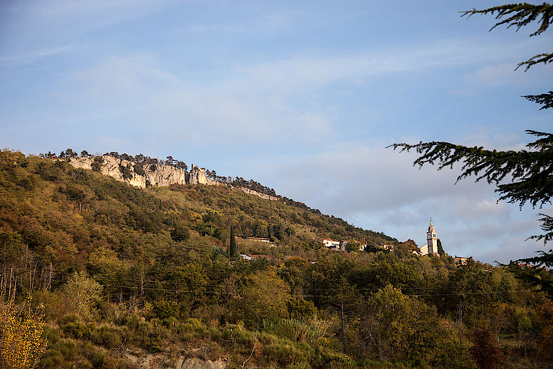 Blick auf Crni Kal und den darüber liegenden Felsriegel mit den Kletterrouten. Blick auf Crni Kal und den darüber liegenden Felsriegel mit den Kletterrouten.