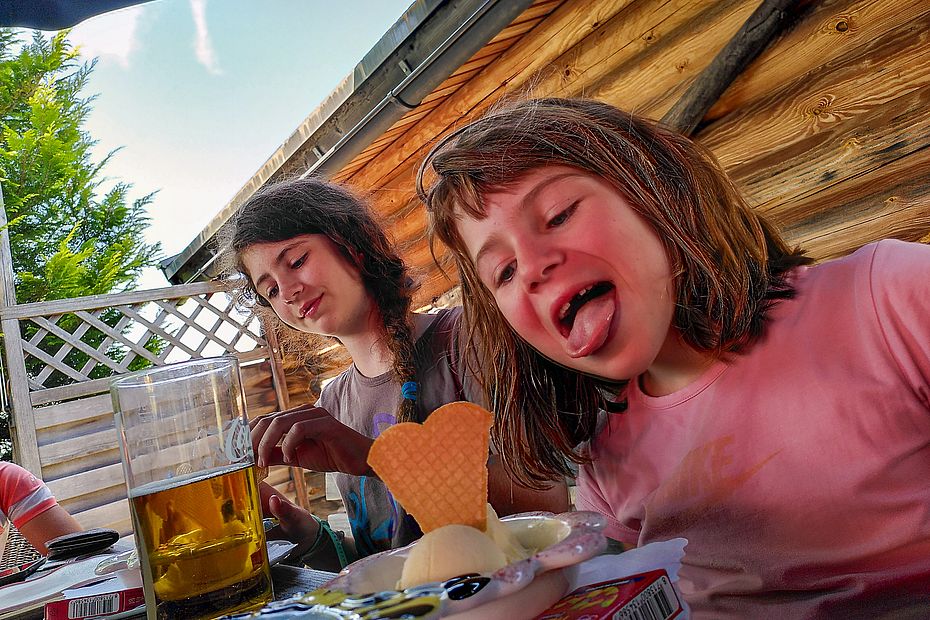 Das Eis auf der Winklmoosalm haben sich die tapferen Bergradlerinnen wahrlich verdient Das Eis auf der Winklmoosalm haben sich die tapferen Bergradlerinnen wahrlich verdient