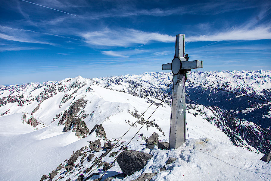 Grandioser Ausblick vom Gipfel des Schwarzensteins