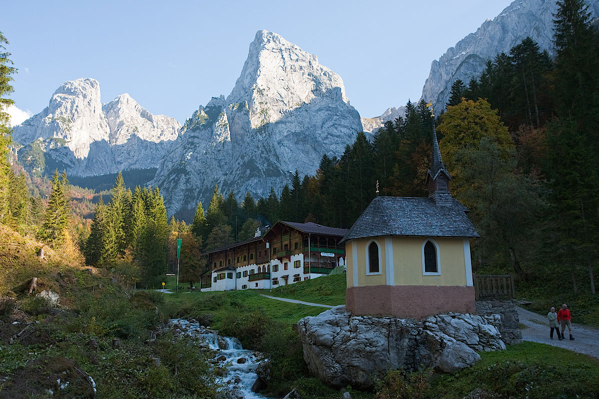 Das Anton-Karg-Haus in Hinterbärenbad - überragt von Kleiner Halt und Totenkirchl 