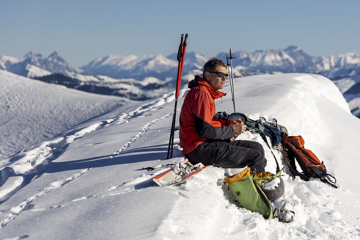 Perfekte Brotzeitbank am Gipfel