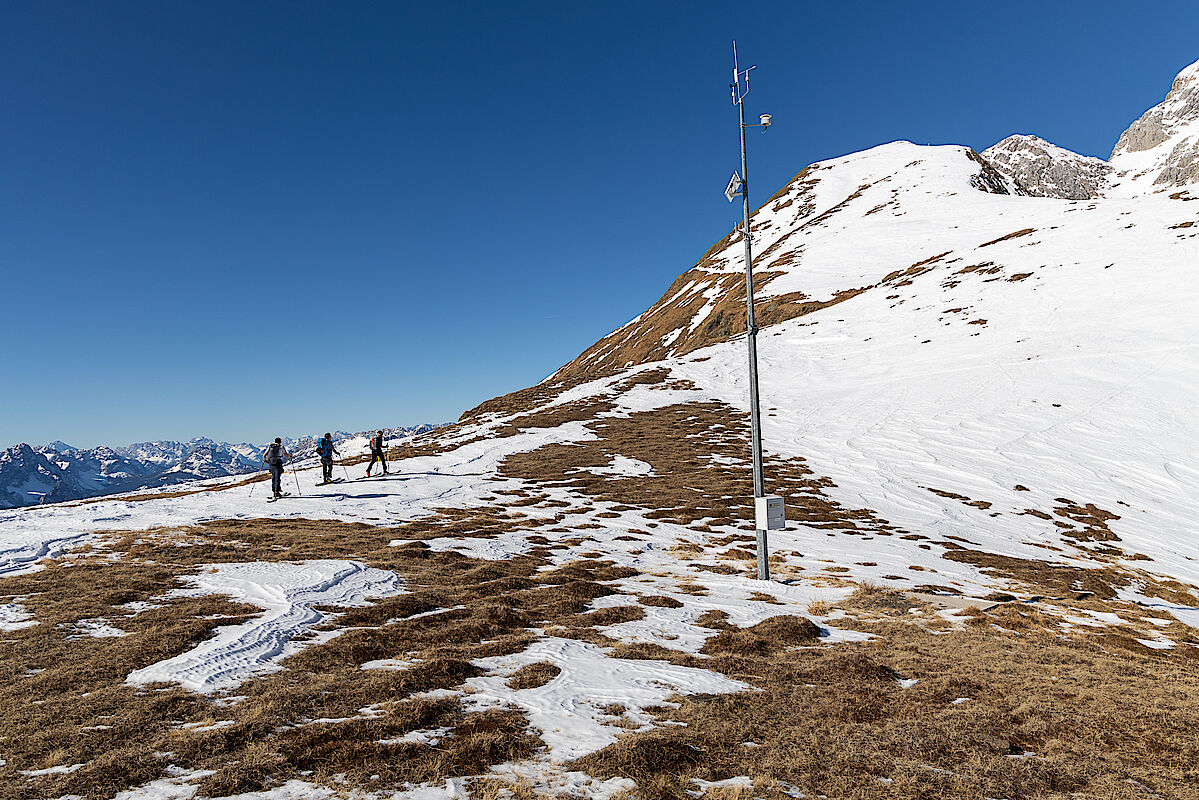 Der Gipfelhang mit der Windmessstation oberhalb vom Rifugio Marinelli
