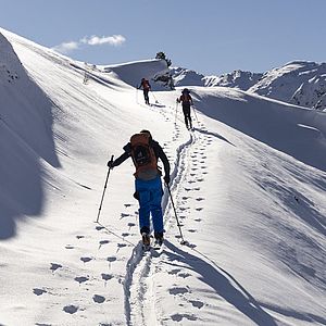 Eine steile Querung auf der Fahrstraße gehen wir aufgrund der häufigen Setzungsgeräusche mit Abständen
