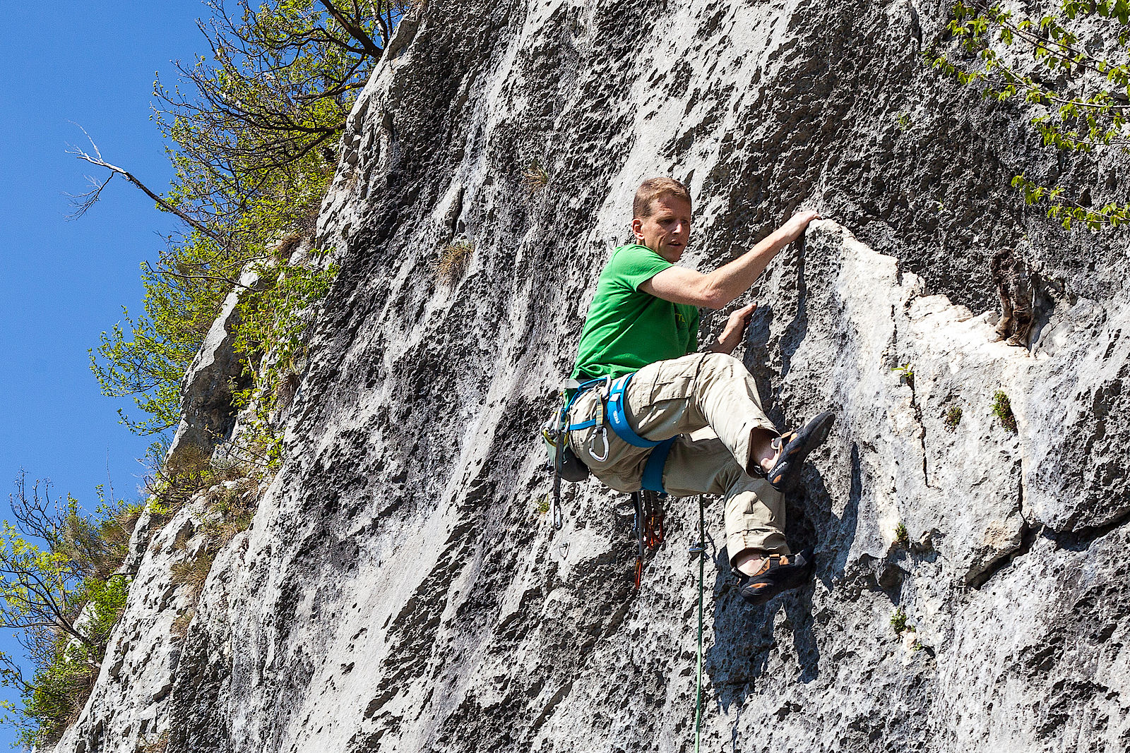 Rauer und stark zerfressener Fels im Sektor A des Klettergebietes Orme dei dinosauri bei Rovereto