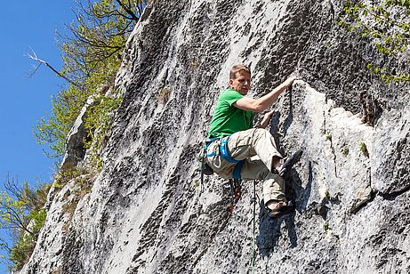 Rauer und stark zerfressener Fels im Sektor A Rauer und stark zerfressener Fels im Sektor A des Klettergebietes Orme dei dinosauri bei Rovereto