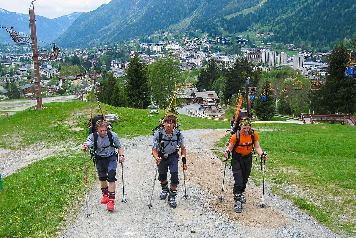 Mit Ski am Rucksack gehts in Chamonix los 