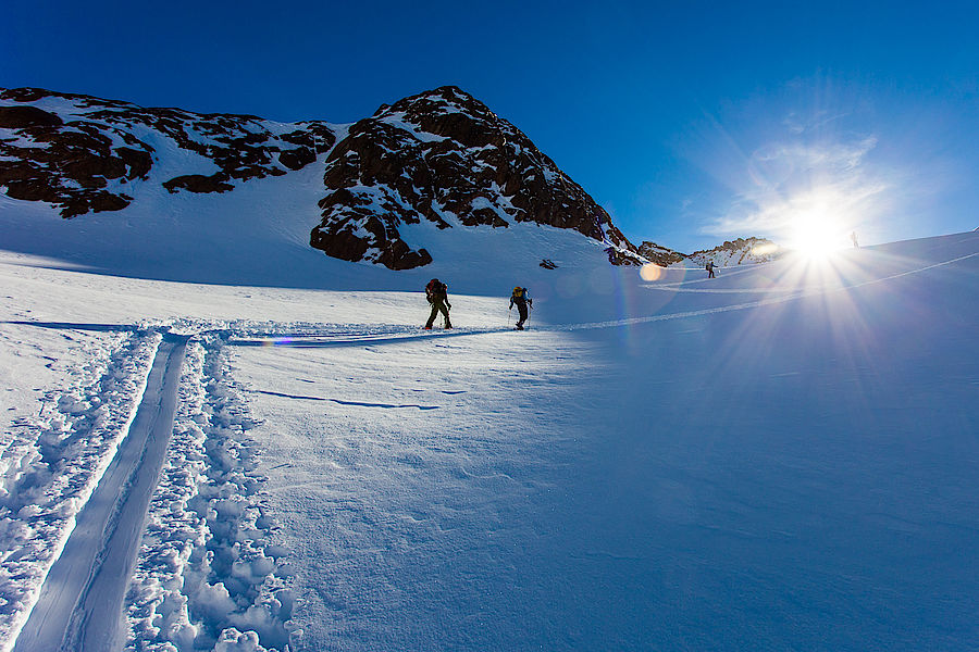 Kurz nach dem "Anfellplatz" unterhalb des Skigebiets geht es kurz etwas steiler hinauf in die Sonne. 