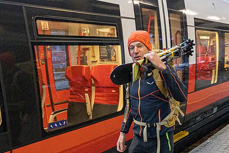 Michael Vitzthum erreicht fast alle seine Skitouren mit öffentlichen Verkehrsmitteln Michael Vitzthum erreicht fast alle seine Skitouren mit öffentlichen Verkehrsmitteln